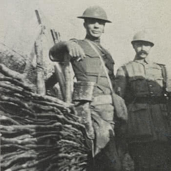 Theodore Roosevelt Jr. in trincea con un soldato dei cacciatori alpini, 1917. Theodore Roosevelt Jr. in trincea con un soldato dei cacciatori alpini, 1917.