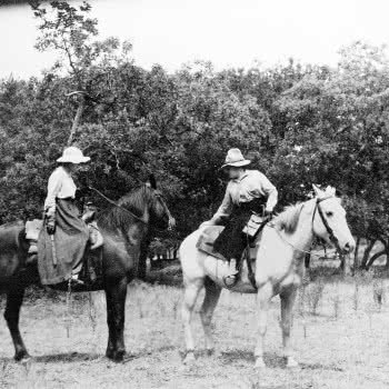 Bertha M. Bower (a sinistra) a cavallo lungo il Tongue River in compagnia di Jean Ironside, sorella di Nancy Russell (moglie di Charles M. Russell) (1917). Bertha M. Bower (a sinistra) a cavallo lungo il Tongue River in compagnia di Jean Ironside, sorella di Nancy Russell (moglie di Charles M. Russell) (1917).