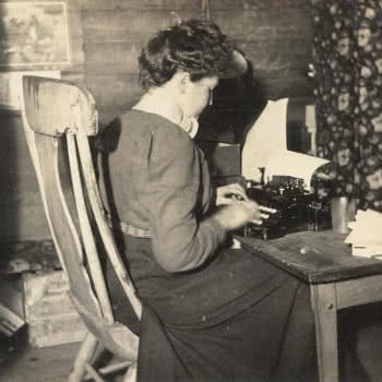 Bertha M. Bower a Big Sandy, Montana, nel 1904.
